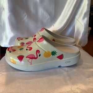 OOFOS FLAMINGO & FRUIT
CLOG/ SLIDE. SIZE 10 women/ 8
men.